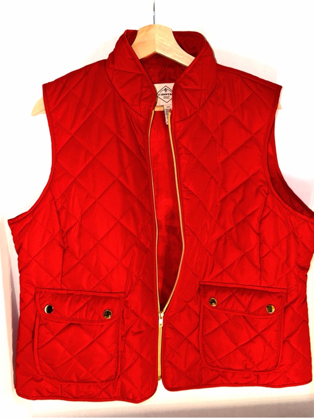 Red Quilted Sleeveless Vest with Gold Zipper. Quilted, stylish, cozy W P XL $14